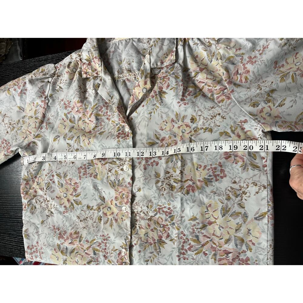 Vintage 70's Lightweight Cottage Floral Blouse in Soft Colors - Picture 5 of 7